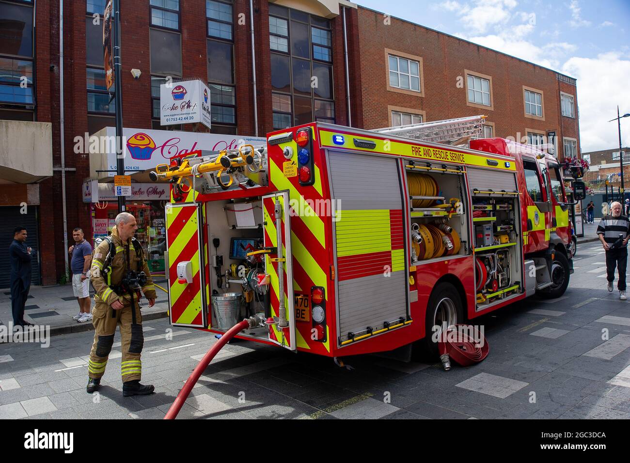 Slough, Berkshire, Royaume-Uni. 6 août 2021. Des pompiers de Beaconfield, Gerrads Cross et Langley ont assisté aujourd'hui à un incendie dans le restaurant Wood Flames Pizza de Slough High Street. Heureusement, aucun blessé n'a été signalé et l'incendie s'est rapidement éteint. Les équipages avaient déjà assisté à un accident sur la M25. Crédit : Maureen McLean/Alay Live News Banque D'Images