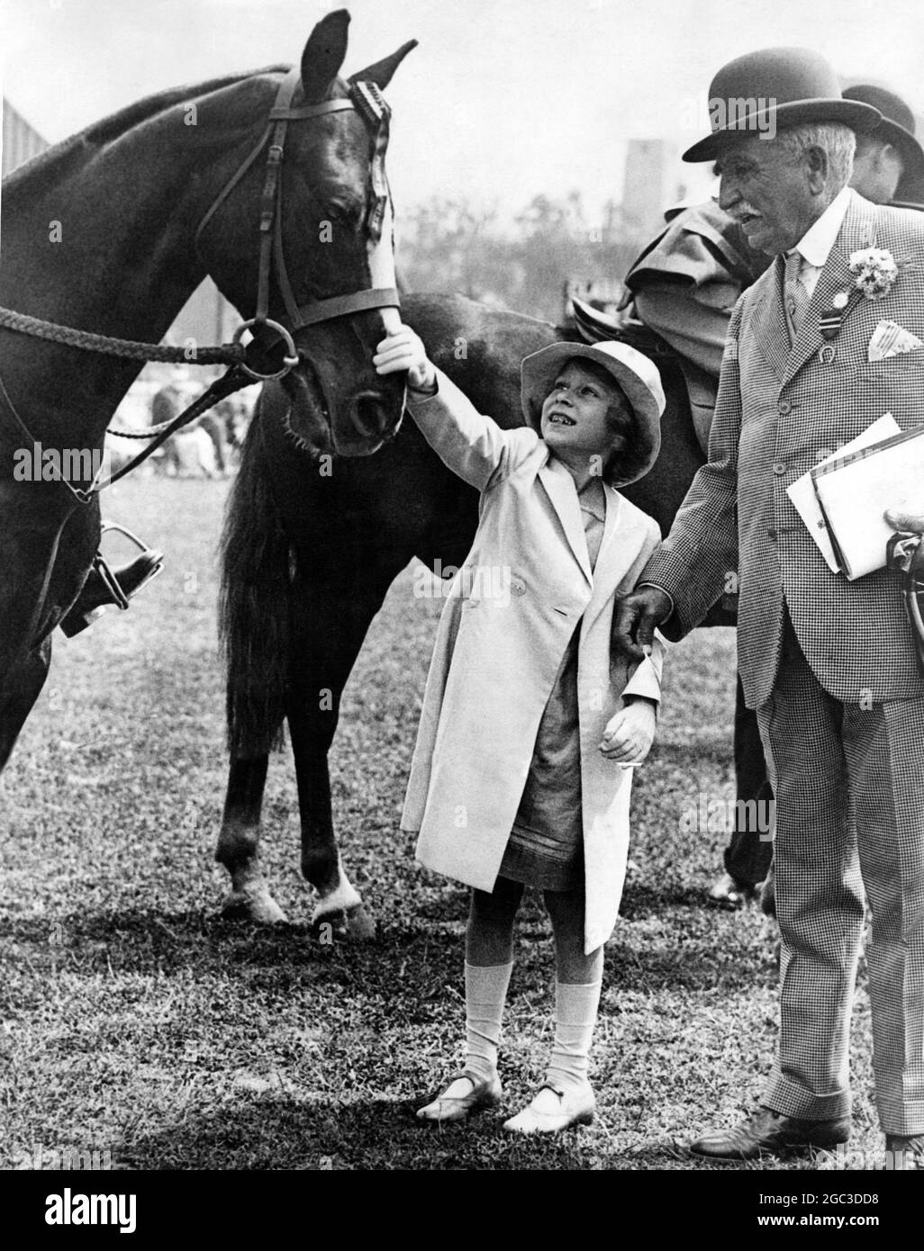 La princesse Elizabeth a remporté l'un des prix des chevaux lors d'une visite au salon de Richmond le 1934 juin dans l'anneau de spectacle avec elle le président du spectacle, feu M. Romer Williams Banque D'Images