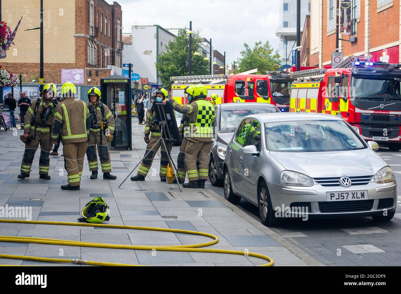 Slough, Berkshire, Royaume-Uni. 6 août 2021. Des pompiers de Beaconfield, Gerrads Cross et Langley ont assisté aujourd'hui à un incendie dans le restaurant Wood Flames Pizza de Slough High Street. Heureusement, aucun blessé n'a été signalé et l'incendie s'est rapidement éteint. Les équipages avaient déjà assisté à un accident sur la M25. Crédit : Maureen McLean/Alay Live News Banque D'Images