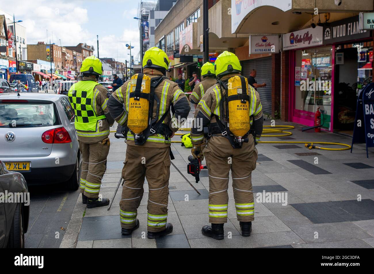 Slough, Berkshire, Royaume-Uni. 6 août 2021. Des pompiers de Beaconfield, Gerrads Cross et Langley ont assisté aujourd'hui à un incendie dans le restaurant Wood Flames Pizza de Slough High Street. Heureusement, aucun blessé n'a été signalé et l'incendie s'est rapidement éteint. Les équipages avaient déjà assisté à un accident sur la M25. Crédit : Maureen McLean/Alay Live News Banque D'Images