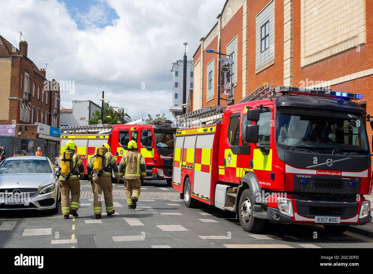 Slough, Berkshire, Royaume-Uni. 6 août 2021. Des pompiers de Beaconfield, Gerrads Cross et Langley ont assisté aujourd'hui à un incendie dans le restaurant Wood Flames Pizza de Slough High Street. Heureusement, aucun blessé n'a été signalé et l'incendie s'est rapidement éteint. Les équipages avaient déjà assisté à un accident sur la M25. Crédit : Maureen McLean/Alay Live News Banque D'Images