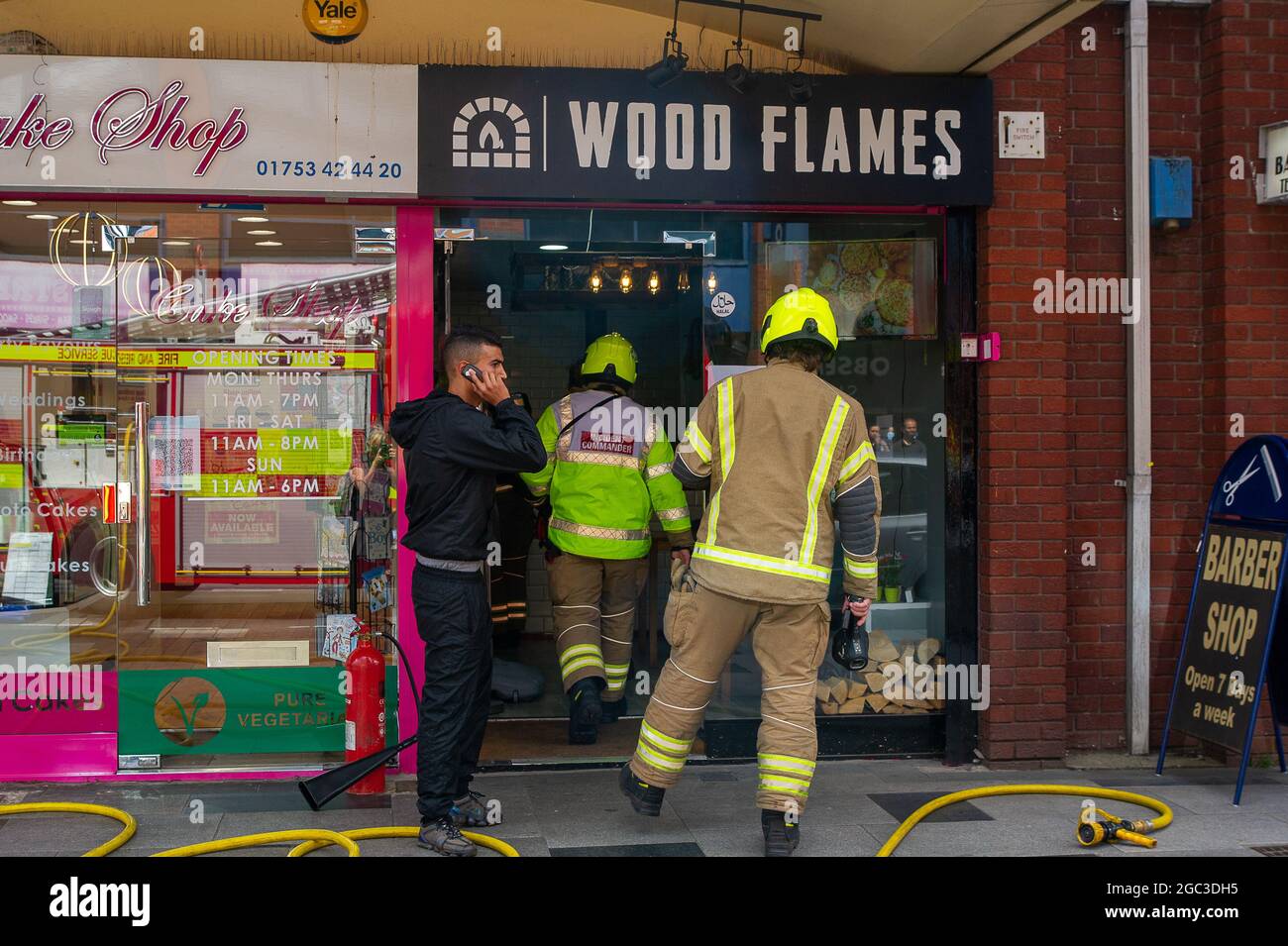 Slough, Berkshire, Royaume-Uni. 6 août 2021. Des pompiers de Beaconfield, Gerrads Cross et Langley ont assisté aujourd'hui à un incendie dans le restaurant Wood Flames Pizza de Slough High Street. Heureusement, aucun blessé n'a été signalé et l'incendie s'est rapidement éteint. Les équipages avaient déjà assisté à un accident sur la M25. Crédit : Maureen McLean/Alay Live News Banque D'Images