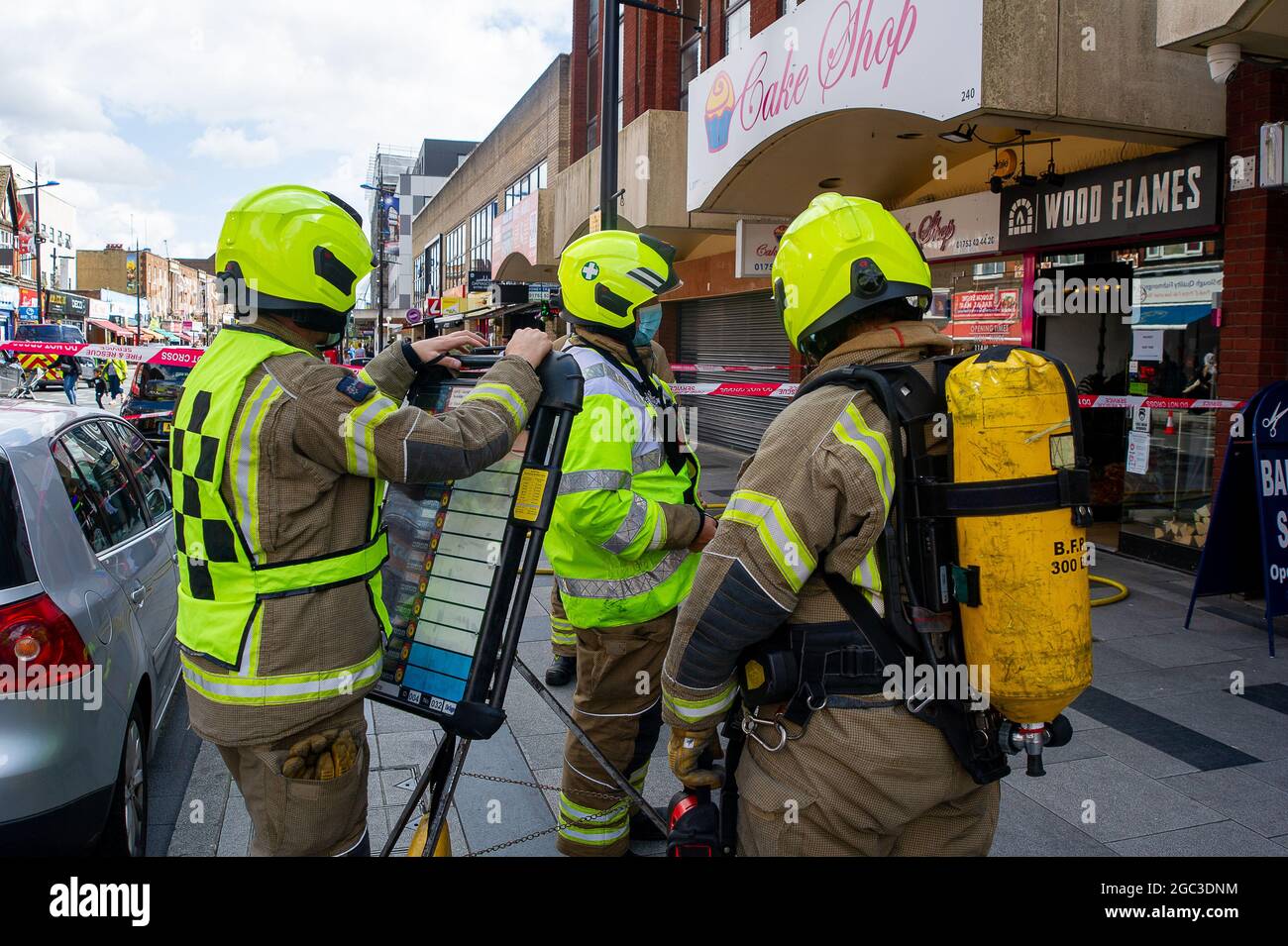 Slough, Berkshire, Royaume-Uni. 6 août 2021. Des pompiers de Beaconfield, Gerrads Cross et Langley ont assisté aujourd'hui à un incendie dans le restaurant Wood Flames Pizza de Slough High Street. Heureusement, aucun blessé n'a été signalé et l'incendie s'est rapidement éteint. Les équipages avaient déjà assisté à un accident sur la M25. Crédit : Maureen McLean/Alay Live News Banque D'Images