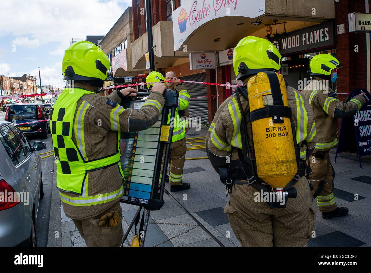 Slough, Berkshire, Royaume-Uni. 6 août 2021. Des pompiers de Beaconfield, Gerrads Cross et Langley ont assisté aujourd'hui à un incendie dans le restaurant Wood Flames Pizza de Slough High Street. Heureusement, aucun blessé n'a été signalé et l'incendie s'est rapidement éteint. Les équipages avaient déjà assisté à un accident sur la M25. Crédit : Maureen McLean/Alay Live News Banque D'Images