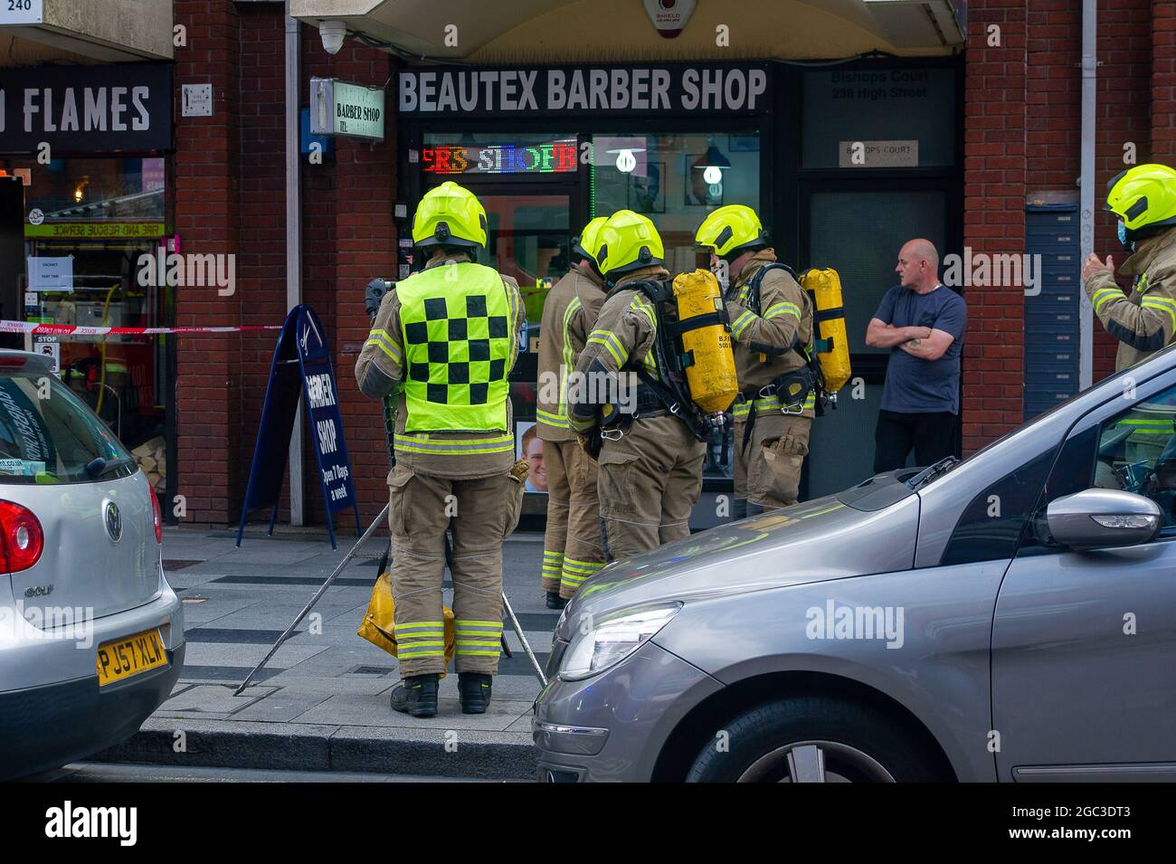 Slough, Berkshire, Royaume-Uni. 6 août 2021. Des pompiers de Beaconfield, Gerrads Cross et Langley ont assisté aujourd'hui à un incendie dans le restaurant Wood Flames Pizza de Slough High Street. Heureusement, aucun blessé n'a été signalé et l'incendie s'est rapidement éteint. Les équipages avaient déjà assisté à un accident sur la M25. Crédit : Maureen McLean/Alay Live News Banque D'Images