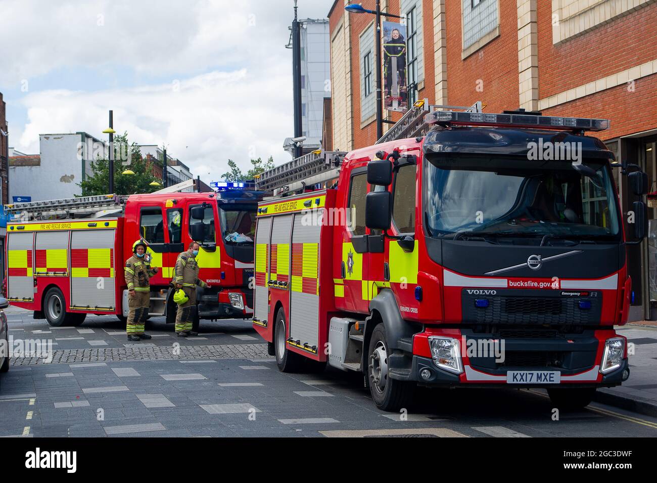 Slough, Berkshire, Royaume-Uni. 6 août 2021. Des pompiers de Beaconfield, Gerrads Cross et Langley ont assisté aujourd'hui à un incendie dans le restaurant Wood Flames Pizza de Slough High Street. Heureusement, aucun blessé n'a été signalé et l'incendie s'est rapidement éteint. Les équipages avaient déjà assisté à un accident sur la M25. Crédit : Maureen McLean/Alay Live News Banque D'Images