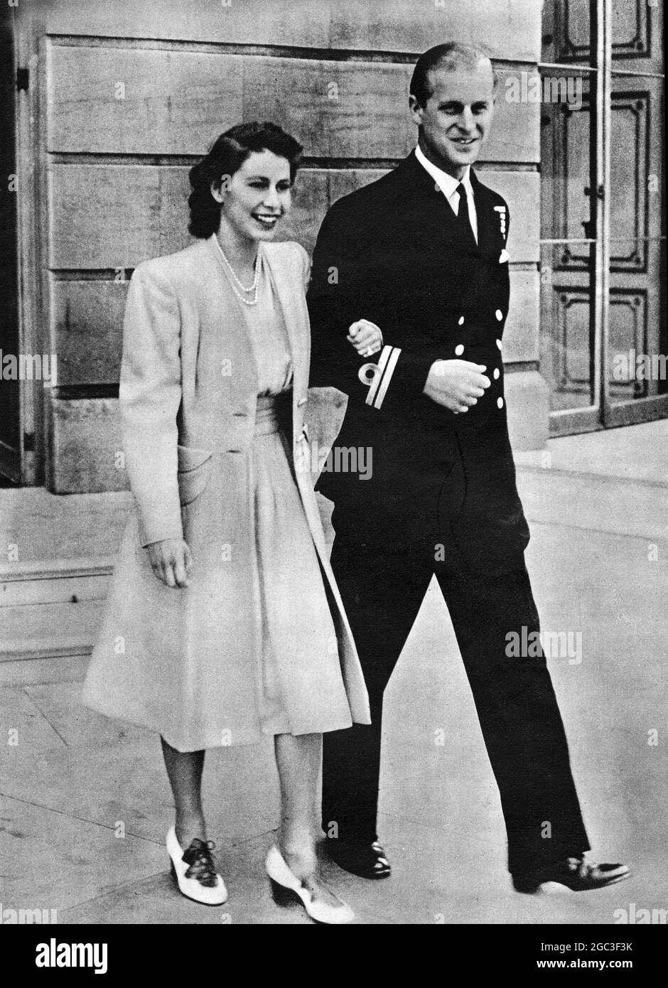 9 juillet 1947. La princesse Elizabeth, âgée de 21 ans, et son fiancé, le Lt Philip Mountbatten, sur la terrasse du palais de Buckingham, le matin suivant l'annonce de leur engagement. Banque D'Images