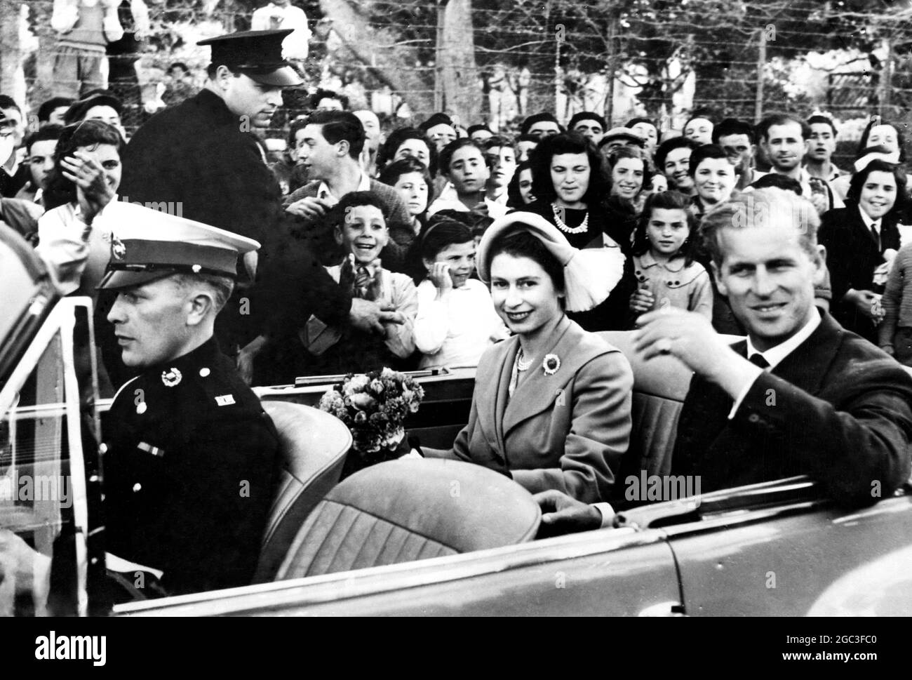 HRH la princesse Elizabeth et le duc d'Édimbourg reconnaissant les acclamations de la foule , lorsqu'ils ont traversé la rue principale de Victoria, capitale de Gozo, l'île sœur de Malte. 5 avril 1951 Banque D'Images