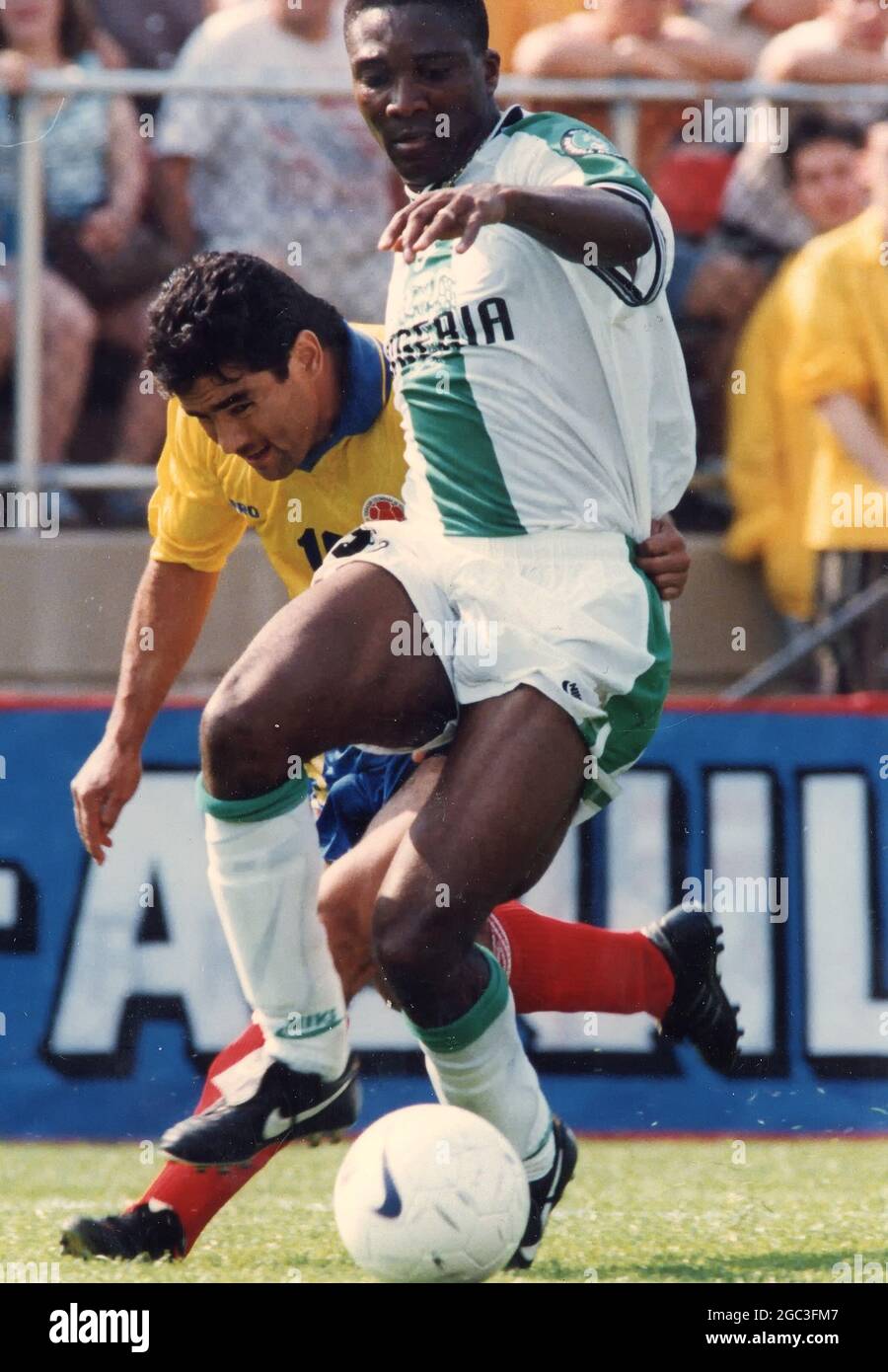 Freddy Leon, de Colombie, exécute inr=oedème Fuludu du Nigeria lors d'un match de la coupe du monde de la FIFA 1994. Banque D'Images