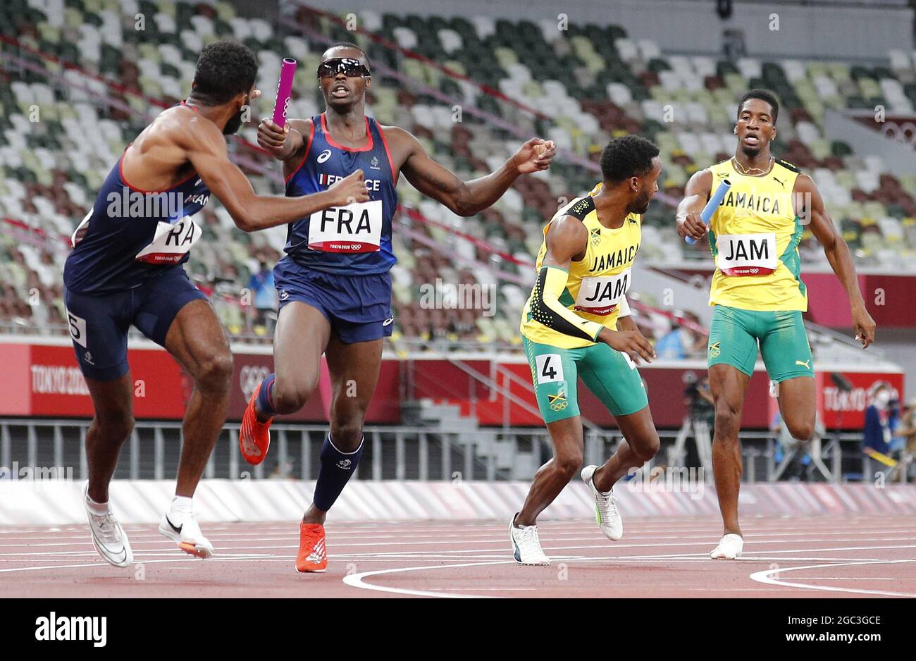 Tokyo, Japon. 06e août 2021. Team France (R) et Team Jamaica passent le bâton dans un relais chaud 4 x 400 m pour hommes lors de la compétition Athletics lors des Jeux Olympiques d'été de Tokyo, au Japon, le vendredi 6 août 2021. L'Italie a remporté la médaille d'or, la Grande-Bretagne a été classée deuxième et le Canada troisième. Photo de Bob Strong/UPI. Crédit : UPI/Alay Live News Banque D'Images