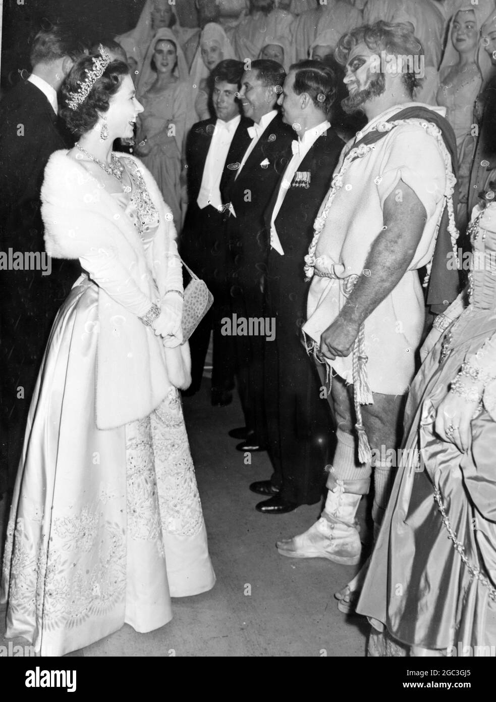 Une reine rayonnante ELIZABETH II parle avec Samson joué par John Vickers à la fin du spectacle au Grand Theatre de Leeds le 17 octobre où elle a assisté à la performance de la Covent Garden Opera Company et est allée en coulisses pour rencontrer la troupe. ©TopFoto Banque D'Images