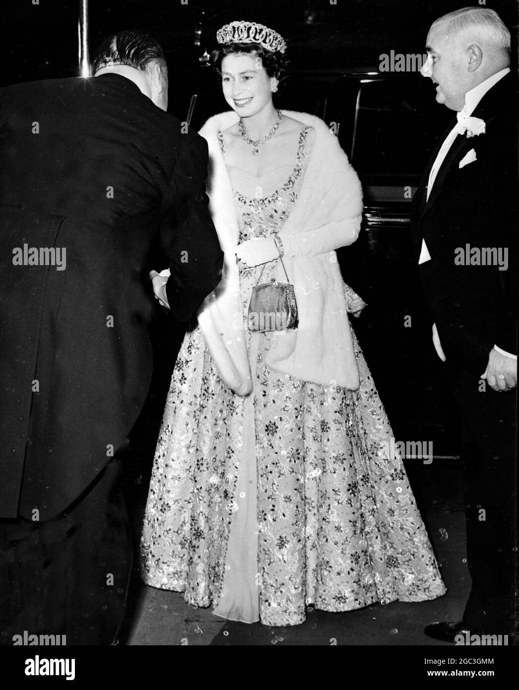 Une reine rayonnante ELIZABETH II est accueillie sur son arrivat au London Coliseum pour assister à la Royal Variety Performance - 3 novembre 1958 ©TopFoto Banque D'Images