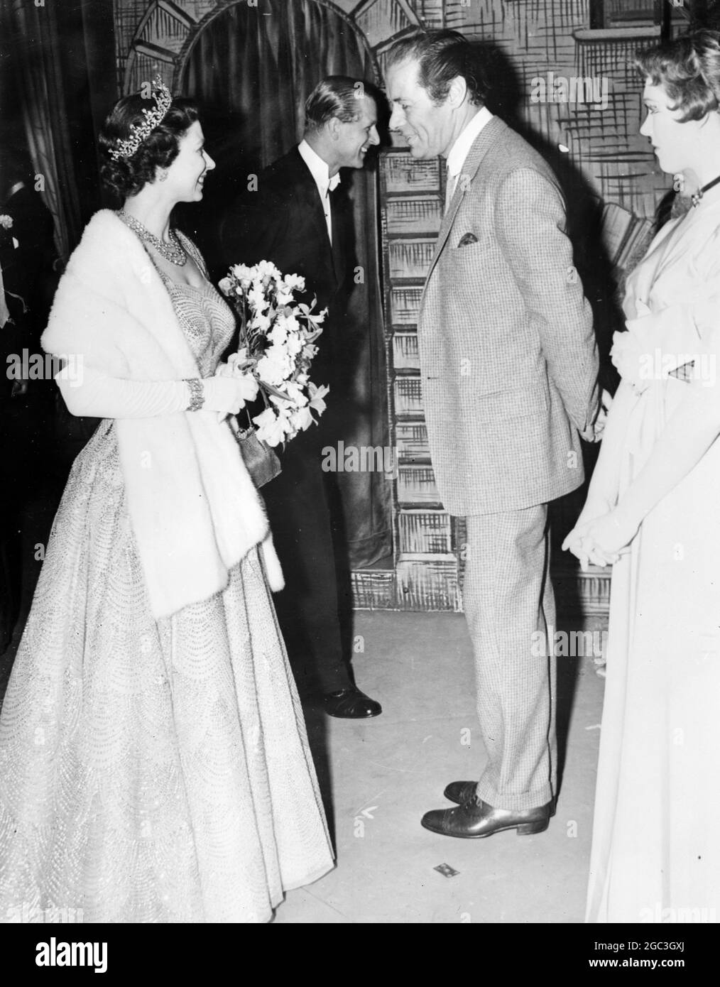 La reine Elizabeth avec le duc d'Édimbourg (arrière-plan) parlant à l'acteur Rex Harrison après la comédie musicale MY FAIR LADY dans laquelle Harrison joue au théâtre Drury Lane. 6 mai 1958. ©TopFoto Banque D'Images