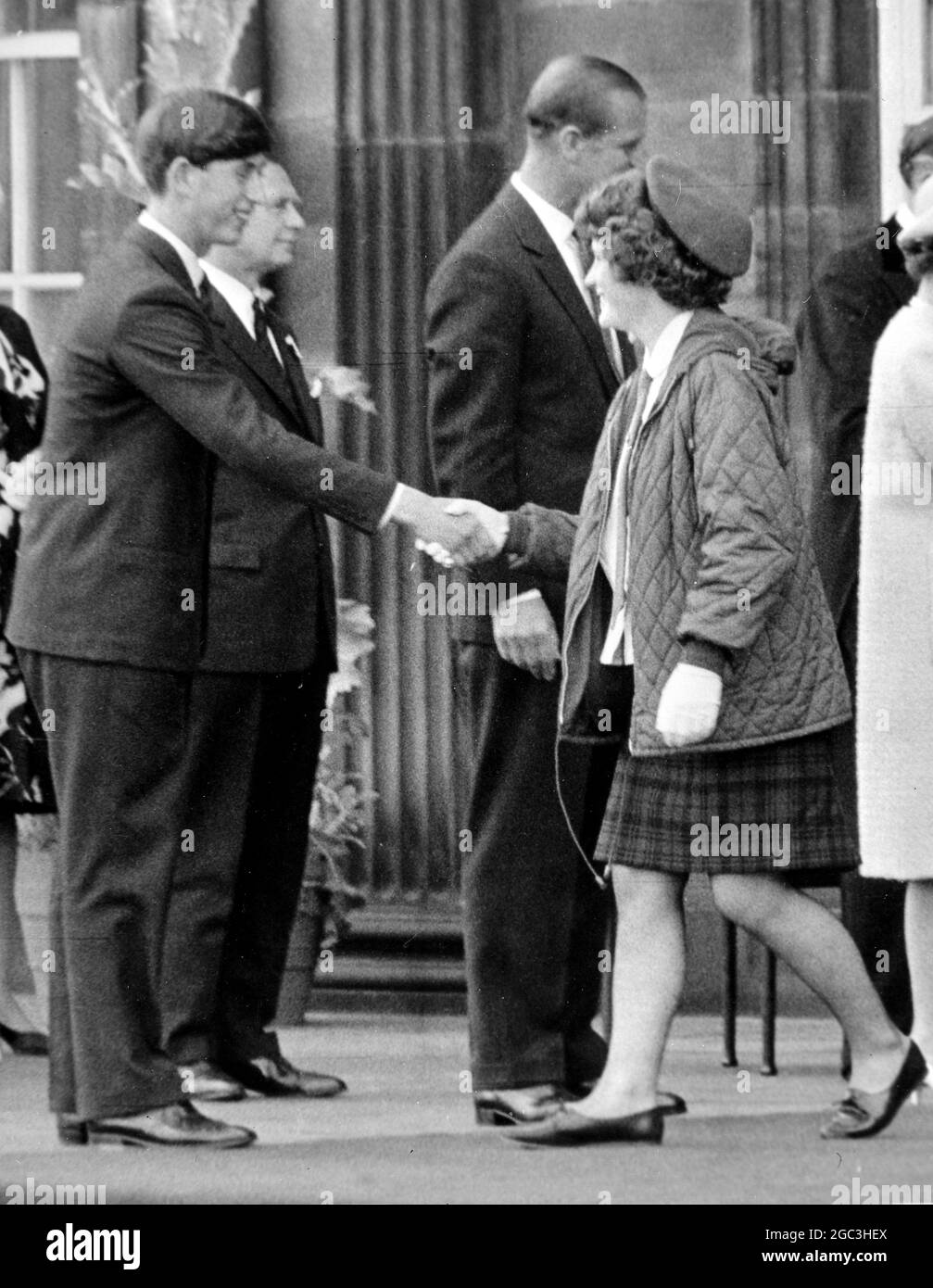 Edinburgh Scotland HRH Prince Charles lors de sa première rencontre l'engagement du peuple donné par la Reine HM et le duc de HRH d'Édimbourg au Palais de Holyrood House . 3 juillet 1965 Banque D'Images