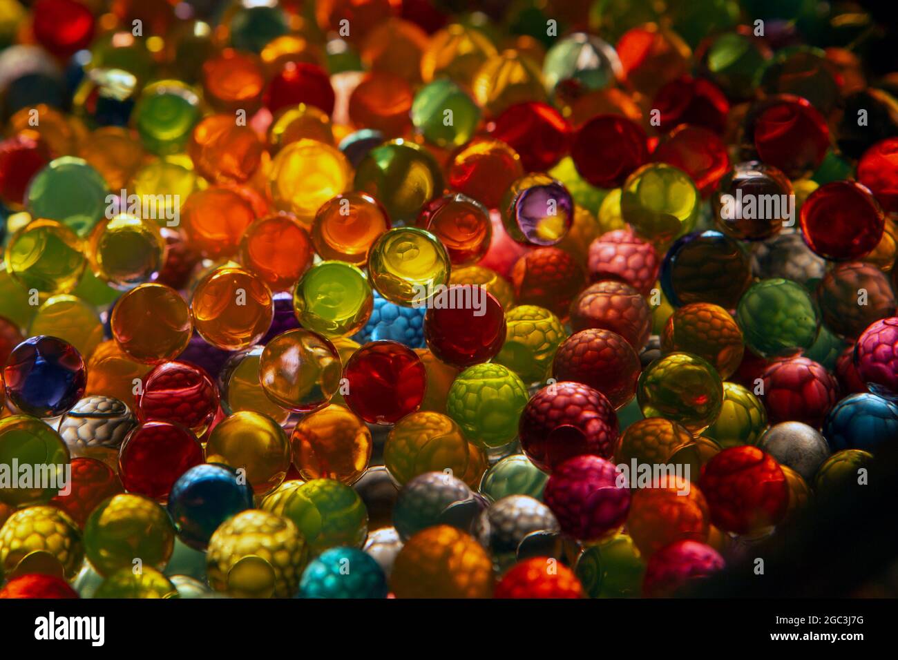 boules colorées avec formes de cellules à l'intérieur et illuminées qui donnent un effet unique et hypnotisant. Banque D'Images