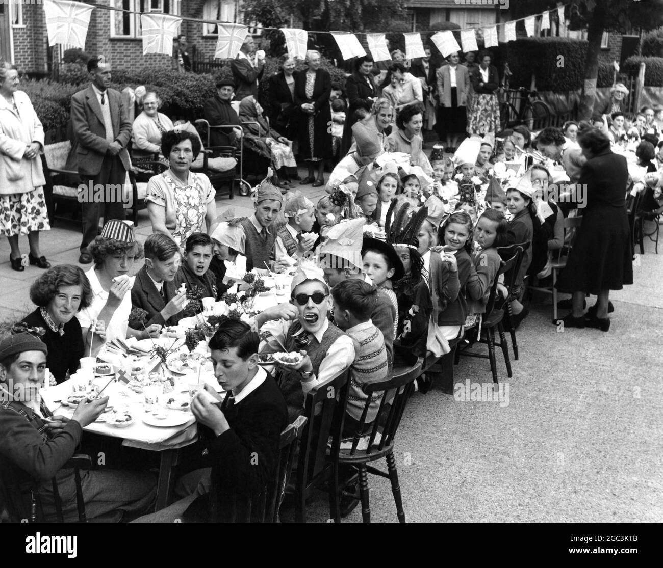 Couronnement - les enfants ont une fête de rue à célébrer. Norfolk Crescent, Sidcup photographe : John Topham 2 juin 1953 Banque D'Images