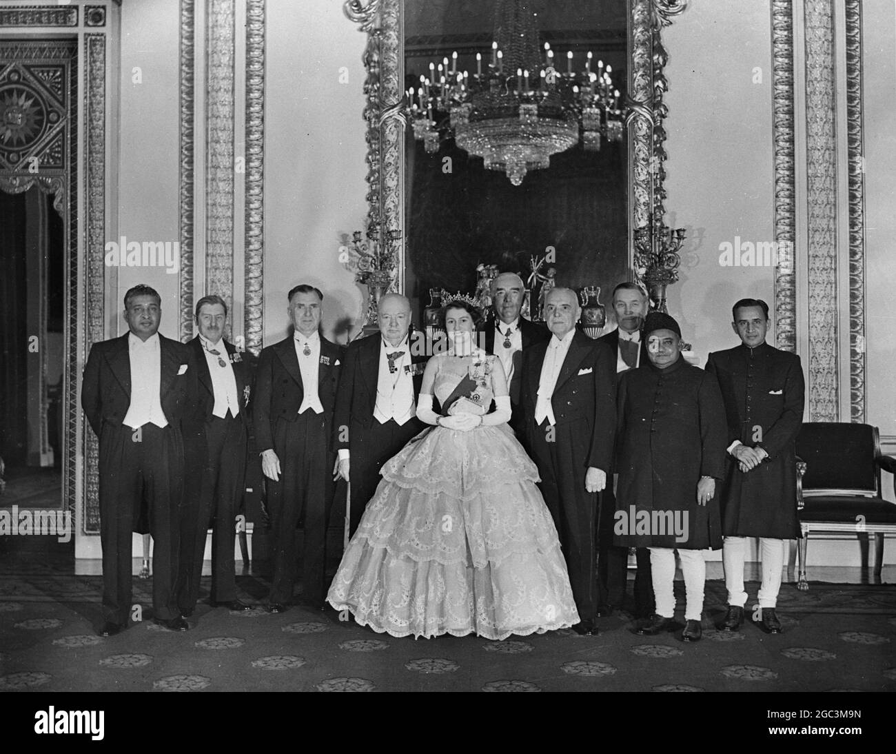 La conférence des ministres au commonwealth a été animée au dîner par sa majesté au palais de Buckingham la nuit dernière au palais de Buckingham à Londres. Sa Majesté la Reine a été l'hôte des premiers ministres du Commonwealth et de leurs épouses au premier grand parti de son règne . Les premiers ministres participent à la Conférence économique du Commonwealth à Londres . Dans la salle du trône de Buckingham Palace sont de gauche à droite l'hon D s Senanayake ( Ceylan ) Sir Godfrey Huggins ( South Rhodesia ) RT Hon S . G . Hollande ( Nouvelle-Zélande ) , M. Winston Churchill , sa Majesté la reine Elizabeth II , le très honorable Robert Menzies ( Australie Banque D'Images