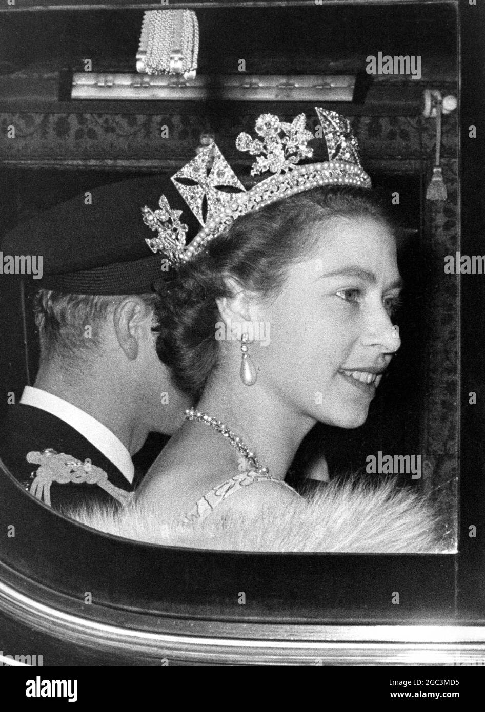 Sa Majesté la Reine a conduit de Buckingham Palace à Westminster pour effectuer la première ouverture d'État du Parlement depuis son accession au trône . Expositions de photos; sa Majesté regardant radiant dans un tiara de diamant , photographiée assis à côté du duc d'Édimbourg dans l'entraîneur d'État irlandais sur son chemin à l'ouverture d'État du Parlement . 4 novembre 1952 Banque D'Images