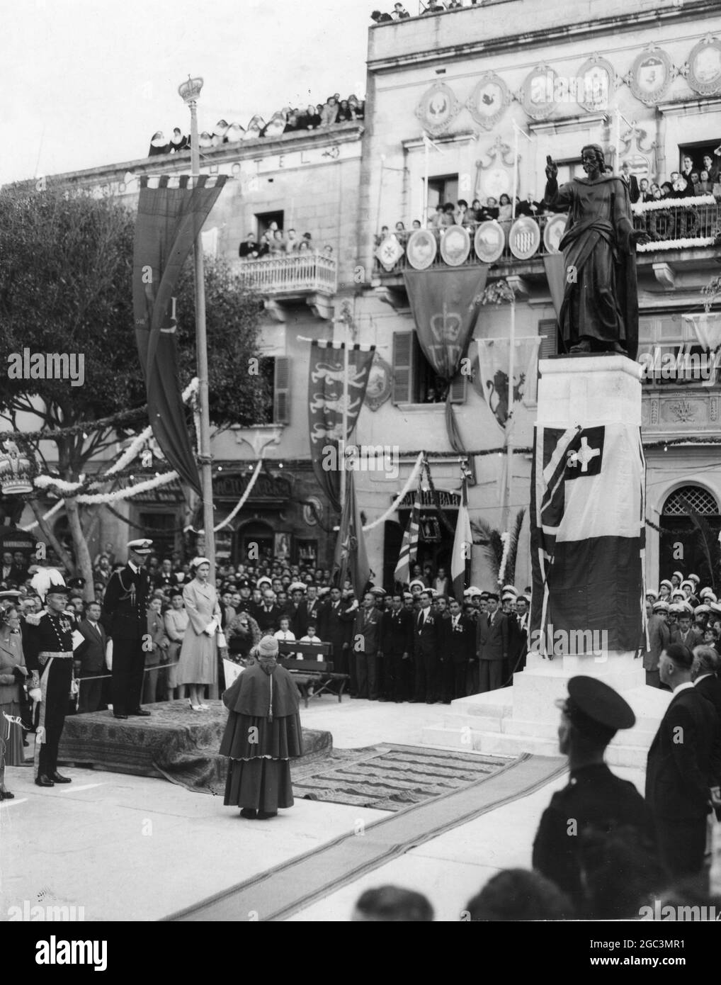H. M. la reine Elizabeth II et le duc d'Édimbourg lors de la cérémonie de dévoilement du mémorial de guerre de Gozo . Sa seigneurie l'évêque de Gozo est vu lire une allocution à sa Majesté le 8 mai 1954 Banque D'Images H. M. la reine Elizabeth II et le duc d'Édimbourg lors de la cérémonie de dévoilement du mémorial de guerre de Gozo . Sa seigneurie l'évêque de Gozo est vu lire une allocution à sa Majesté le 8 mai 1954 Banque D'Images