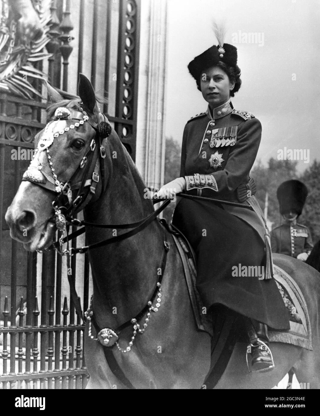 La princesse Elizabeth traverse les portes du palais de Buckingham après 1951 Trooping la couleur Banque D'Images
