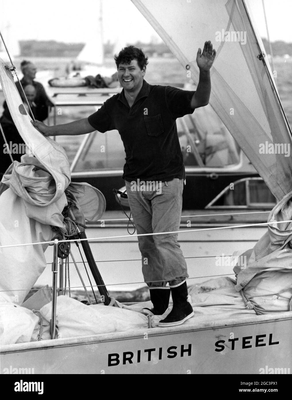 Chay Blyth , le yachtsman du monde entier , est passé à terre pour terminer son voyage de 30,000 miles pour la première fois en 293 jours . Il est arrivé au quai du village de Hamble dans le hampshire à un accueil tumultueuse de centaines de personnes et de toutes sortes de navires de mer. Le prince Philip, le prince Charles et la princesse Anne étaient également là pour le saluer. 6 août 1971 Banque D'Images