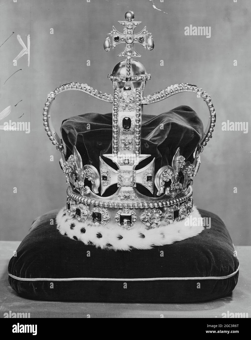 Ces photos sont des joyaux de la Couronne et régalia estimé à des millions de livres, mais sa valeur historique réelle est inestimable, qui sera utilisé au Coronation du roi George et de la reine Elizabeth à Westminster. Ils sont gardés dans un hall très surveillé de la Tour de Londres et ne sont utilisés qu'à des occasions d'état. Banque D'Images