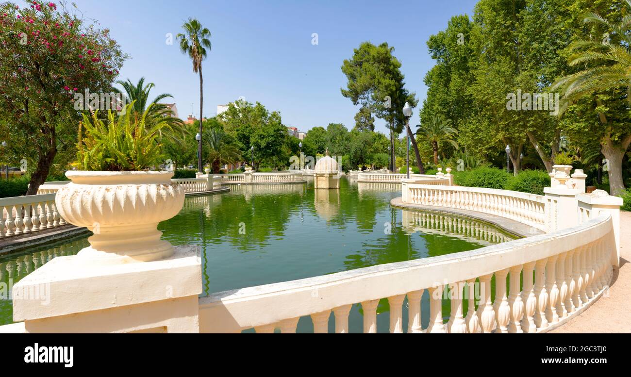 Castellon, Espagne. 14 juin 2021 - Étang construit en 1919 dans le parc de Ribalta, un parc a déclaré un atout espagnol d'intérêt culturel, avec une multitude de différences Banque D'Images