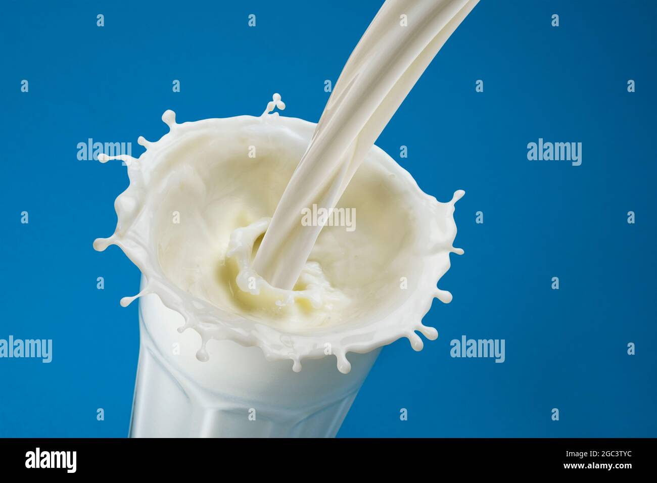 Verser la goutte de lait dans le verre, vue du dessus Banque D'Images