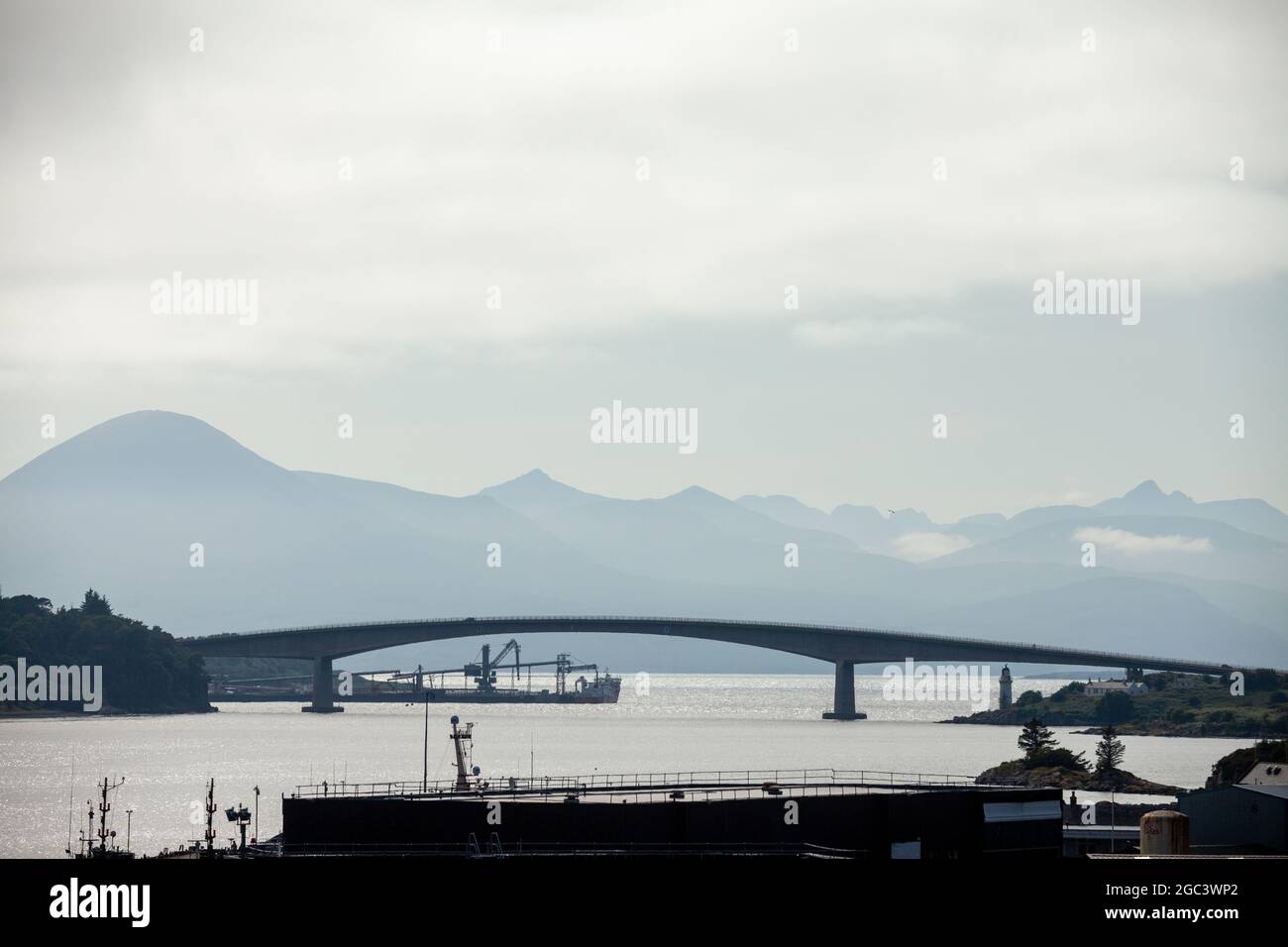 Pont de Skye Road avec les collines de Cuillin en arrière-plan Banque D'Images