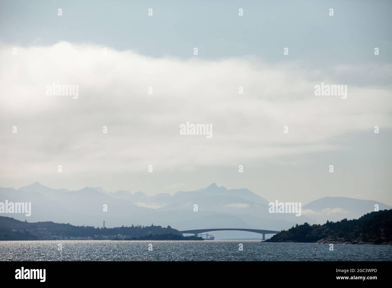 Pont de Skye Road avec les collines de Cuillin en arrière-plan Banque D'Images