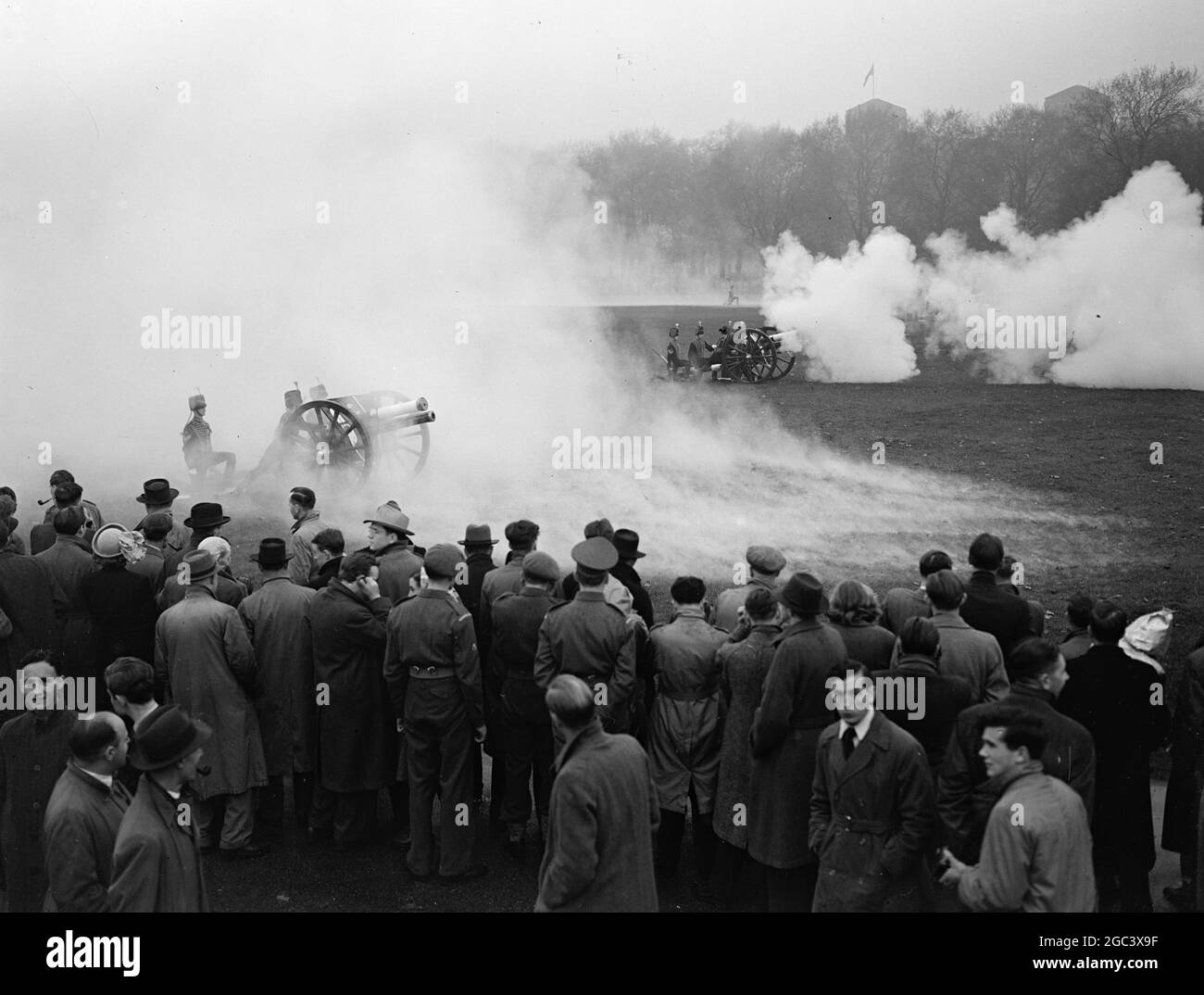 « L'ARTILLERIE ROYALE DU ROI SALUE LA NAISSANCE ROYALE la troupe du roi l'Artillerie royale du roi a eu l'honneur de tirer un salut à Hyde Park Londres pour marquer la naissance d'un fils à la princesse Elizabeth . IMAGES:- les foules regardant les armes de la troupe du roi Royal Horse Artillery , tirant un salut royal à Hyde Park en l'honneur du prince né à la princesse Elizabeth . 15 novembre 1948 15 novembre 1948 Banque D'Images