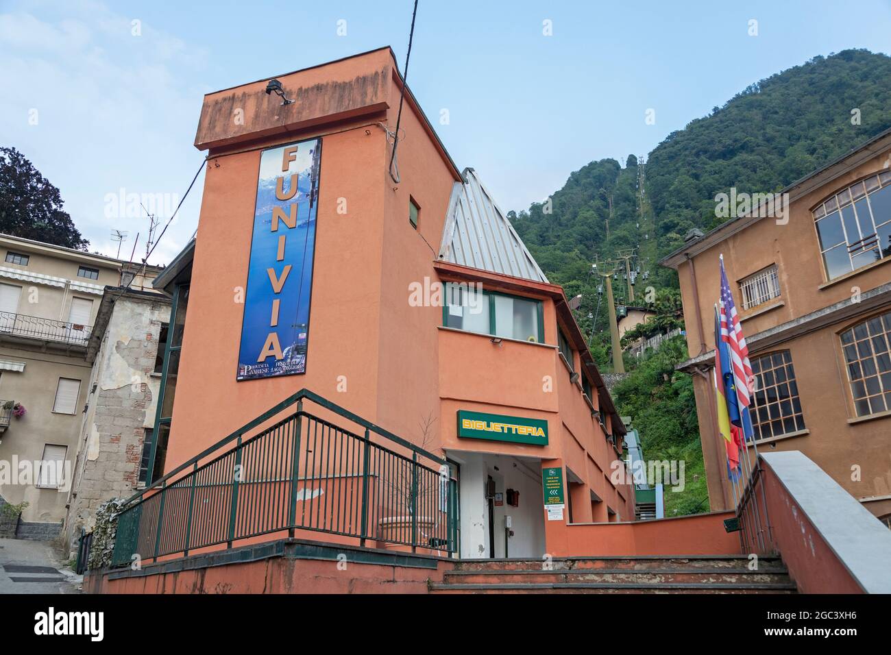 station de la vallée du téléphérique jusqu'au Mont Sasso del Ferro, Laveno, Lac majeur, Lombardie, Italie Banque D'Images