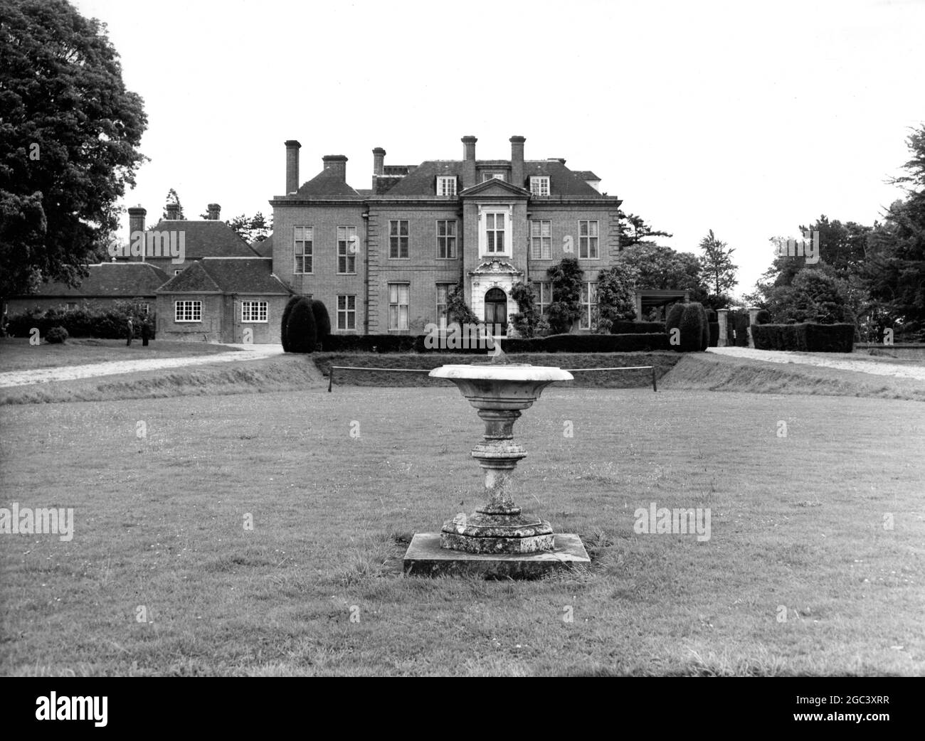 Une vue de l'école de Cheam , Headley , près de Newbury , Berk , où le Prince Charles sera un avenir prochain mandat . L'école , l'une des meilleures écoles de préparation du pays , a été fondée à Cheam , Surrey en 1646 , et c'est là que le père du prince , le duc d'Édimbourg y a assisté de 1930 à 1933 . Il s'installe à Headley en 1934 , et se dresse sur 65 acres de bois brisé et à 300 pieds au-dessus de la campagne environnante . Les droits sont de 90 guineas un terme , et l'héritier du trône partagera un dortoir avec huit autres garçons . 15 août 1957 Banque D'Images