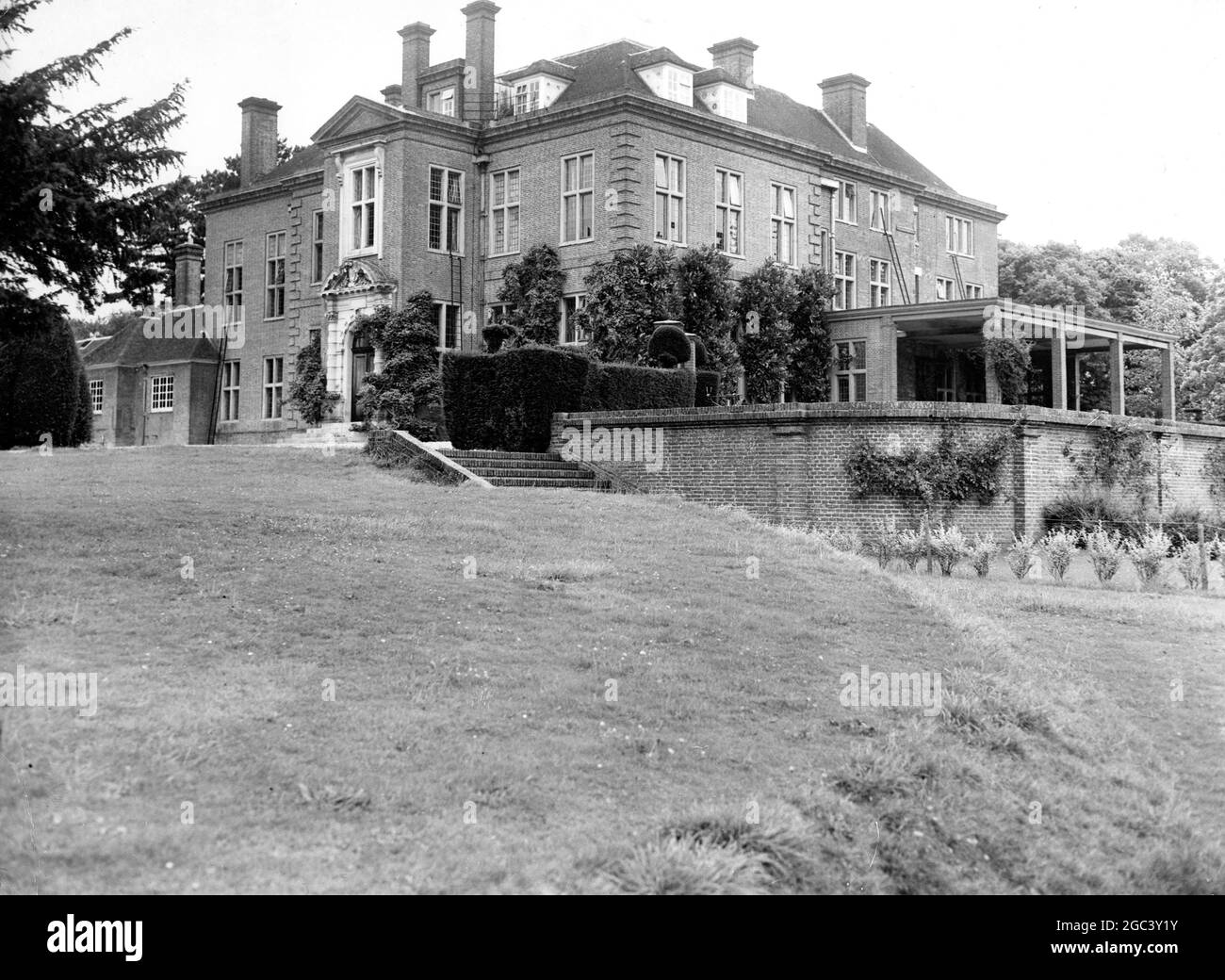 Une vue de l'école de Cheam , Headley , près de Newbury , Berk , où le Prince Charles sera un avenir prochain mandat . L'école , l'une des meilleures écoles de préparation du pays , a été fondée à Cheam , Surrey en 1646 , et c'est là que le père du prince , le duc d'Édimbourg y a assisté de 1930 à 1933 . Il s'installe à Headley en 1934 , et se dresse sur 65 acres de bois brisé et à 300 pieds au-dessus de la campagne environnante . Les droits sont de 90 guineas un terme , et l'héritier du trône partagera un dortoir avec huit autres garçons . 15 août 1957 Banque D'Images