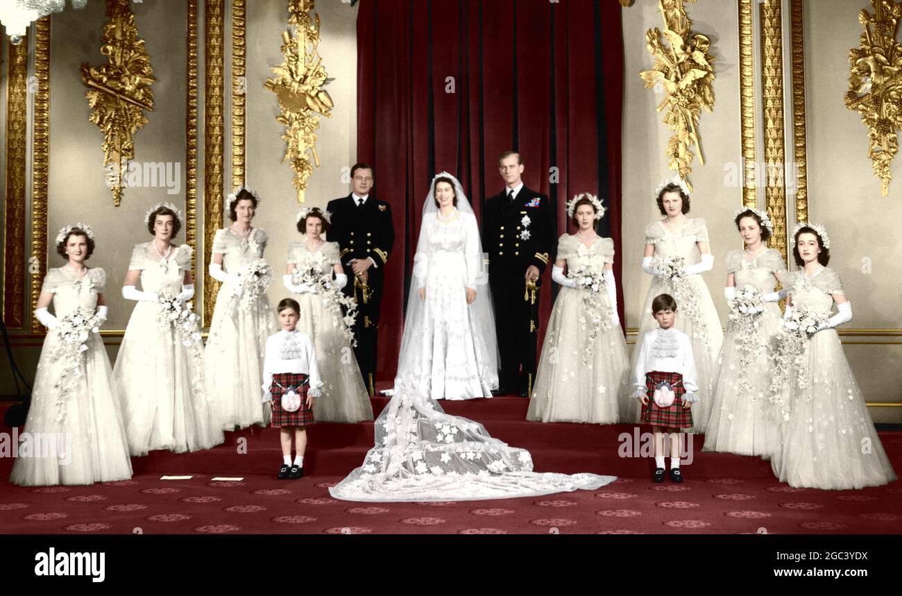 Mariage royal. S.A.R. la princesse Elizabeth et le duc d'Édimbourg. Le couple de mariée avec les bridesmaides. 20 novembre 1947 image colorisée par TopFoto production Banque D'Images