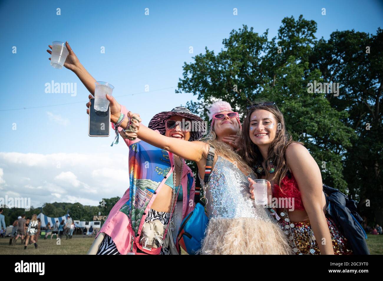 Wilderness Festival, Oxfordshire, Royaume-Uni. 6 août 2021. Les fêtards apprécient le festival de la nature sauvage lors d'un vendredi chaud et ensoleillé alors que l'événement commence sa 10e année. Il a été reporté en 2020 en raison de Covid, mais a été en mesure de Vas-y en 2021 avec des tests stricts en place. Crédit : Andrew Walmsley/Alamy Live News Banque D'Images