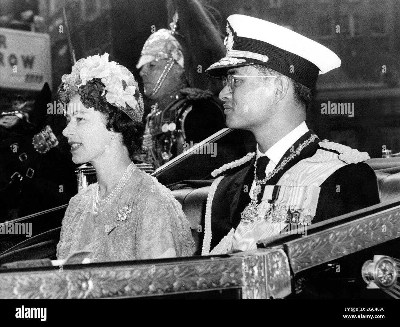 Le roi et la reine de Thaïlande arrivent pour la visite d'État la reine Elizabeth II avec le roi Bhumipol vu en voiture à ciel ouvert jusqu'au palais de Buckingham après l'arrivée de ce dernier aujourd'hui 19 juillet 1960 Banque D'Images