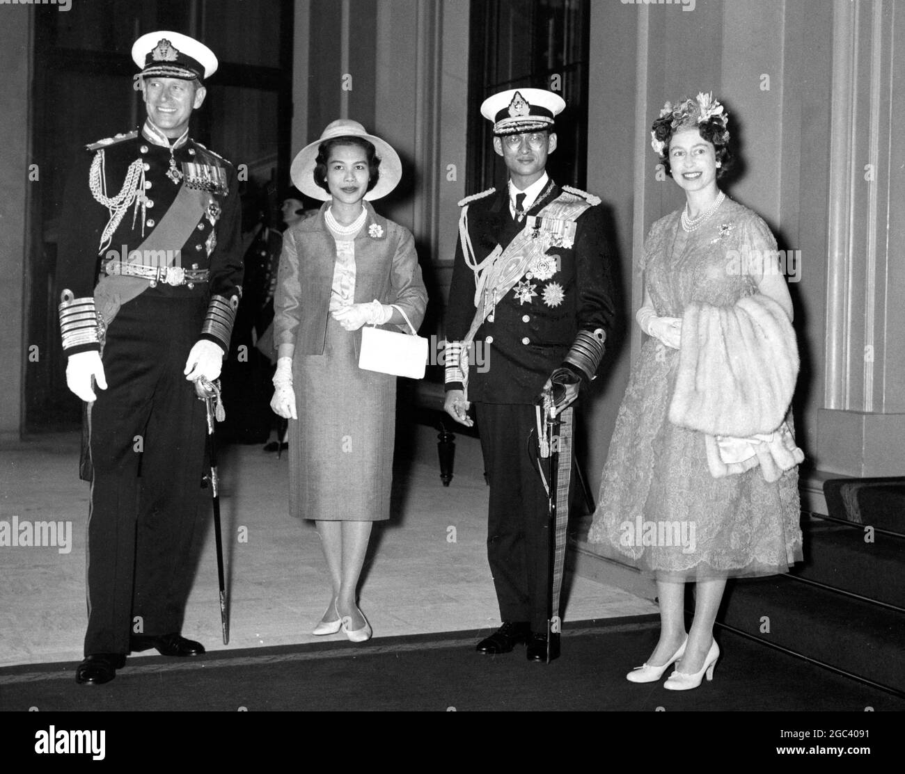 Le roi et la reine de Thaïlande arrivent pour la visite de l'État de gauche à droite : le duc d'Édimbourg, la reine Sirikit de Thaïlande et le roi Bhumibol de Thaïlande et la reine Elizabeth II photographiés au Palais Buckkinhgam après leur trajet de procession depuis la gare Victoria le 19 juillet 1960 Banque D'Images