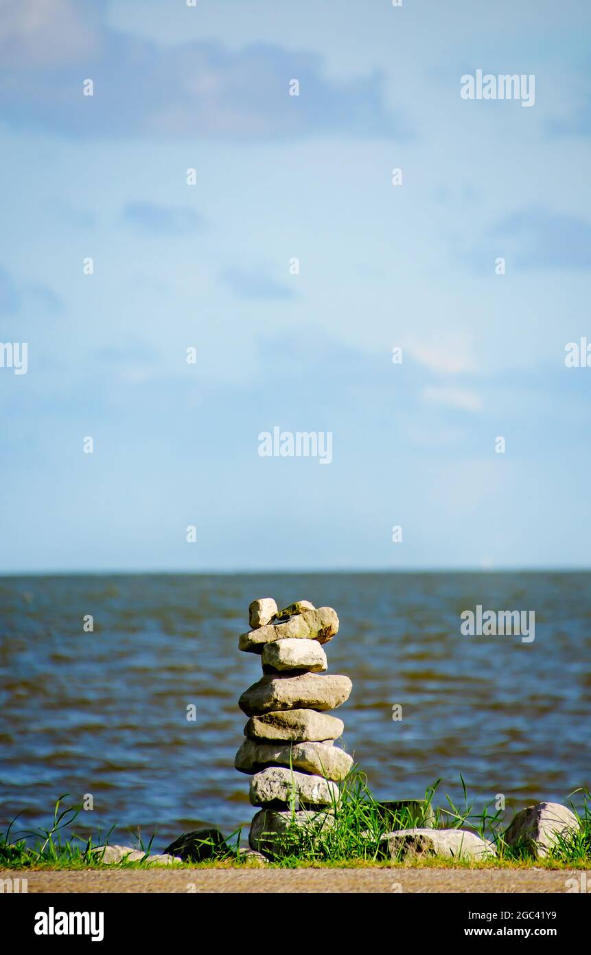 Les rochers sont empilés sur le côté de la route, près de la baie de Portersville, le 13 juillet 2021, à Coden, en Alabama. L'équilibrage de roche ou l'équilibrage de pierre est un passe-temps pour certains. Banque D'Images