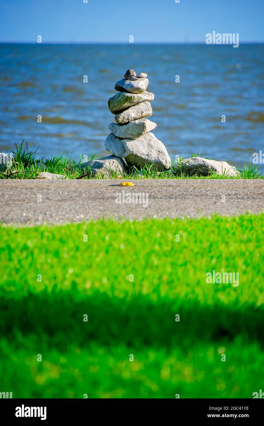 Les rochers sont empilés sur le côté de la route, près de la baie de Portersville, le 13 juillet 2021, à Coden, en Alabama. L'équilibrage de roche ou l'équilibrage de pierre est un passe-temps pour certains. Banque D'Images