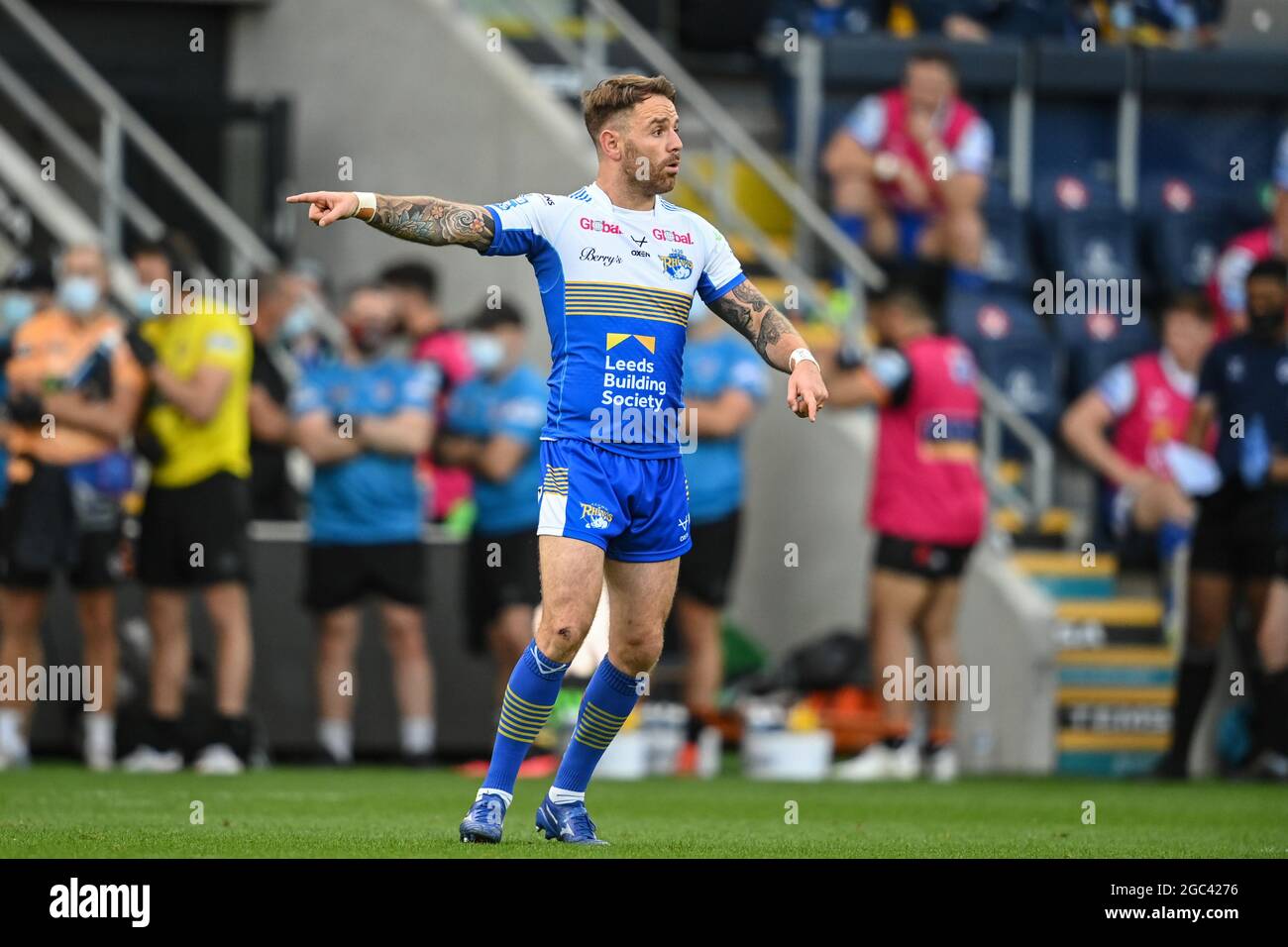 Richie Myler (16) de Leeds Rhinos donne des instructions à ses coéquipiers Banque D'Images