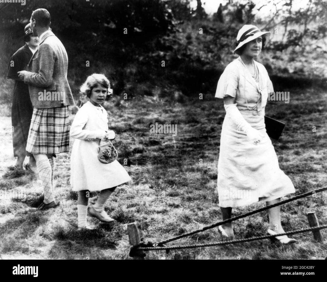 Quen Elizabeth II à l'âge de 7 ans, lorsqu'elle a visité une tête au château d'Abergeldie en aide aux fonds de l'église Carthie le 5 septembre 1933 Banque D'Images