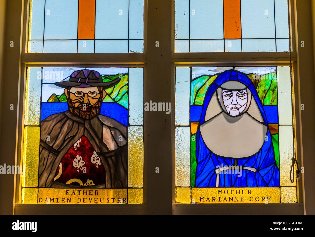 Vitraux représentant le Père Damien Deveuster et la mère Marianne Cope, l'église peinte de l'étoile de la mer, Kalapana, île d'Hawaï, Hawaï, Banque D'Images