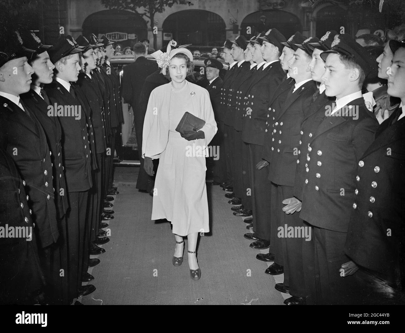 SEA LANE POUR LA PRINCESSE ELIZABETH en passant des lignes de cadets du navire d'entraînement ' Worcester ' - formant une garde d'honneur - comme elle est arrivée au Kingsway Hall , Londres pour recevoir des pursers à un rassemblement organisé par les missions à Seamen . 19 octobre 1949 Banque D'Images