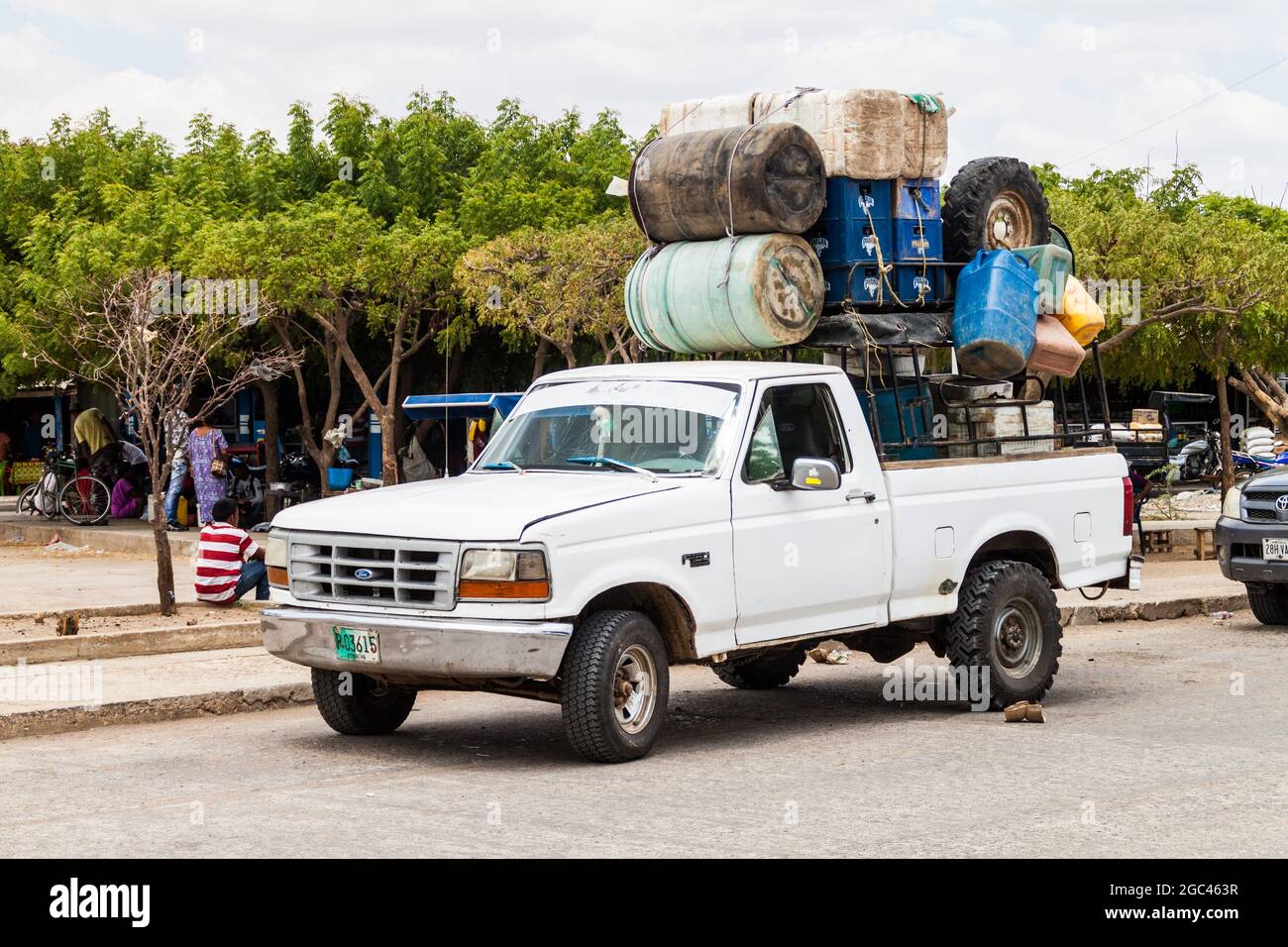 URIBIA, COLOMBIE - 25 AOÛT 2015 : camion chargé de conteneurs d'eau vides. Banque D'Images