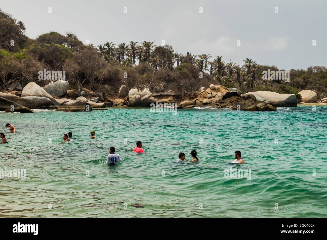 TAYRONA, COLOMBIE - 26 AOÛT 2015 : bain de personnes dans les eaux de la mer des Caraïbes dans le parc national de Tayrona, Colombie Banque D'Images