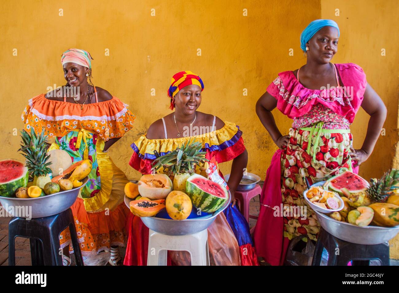 CARTAGENA DE INDIAS, COLOMBIE - 28 AOÛT 2015: Les femmes portant des costumes traditionnels vendent des fruits dans le centre de Cartagena. Banque D'Images