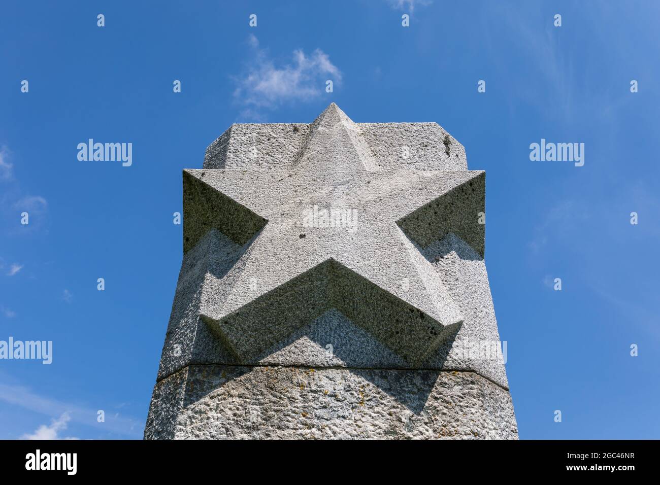 Cinq étoiles pointues sur un monument dédié aux soldats partisans Banque D'Images