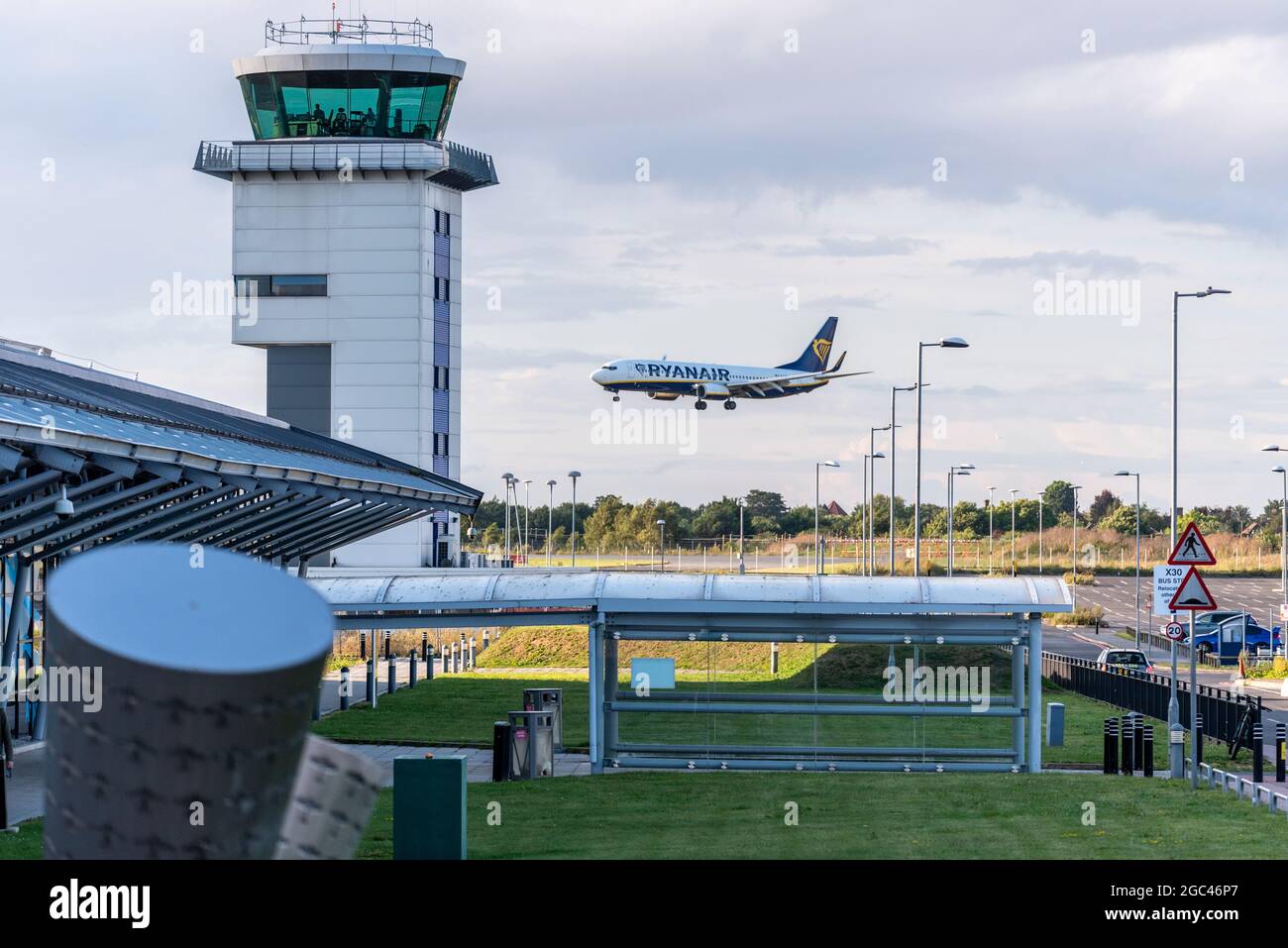 Aéroport de Londres Southend, Essex, Royaume-Uni. 6 août 2021. La compagnie aérienne Ryanair, dont le budget est limité, a annoncé qu'elle cessera ses activités à partir de l'aéroport Southend de Londres à partir du 1er novembre 2021, ce qui représente un énorme coup pour l'aéroport qui a déjà perdu easyJet et un certain nombre d'autres petites compagnies aériennes. La perte de Ryanair quittera l'aéroport sans vols de passagers malgré l'énorme investissement d'expansion et la construction de terminal. Certains vols de fret devraient se poursuivre. L'arrivée de Malaga a eu lieu peu après l'annonce de cet après-midi Banque D'Images