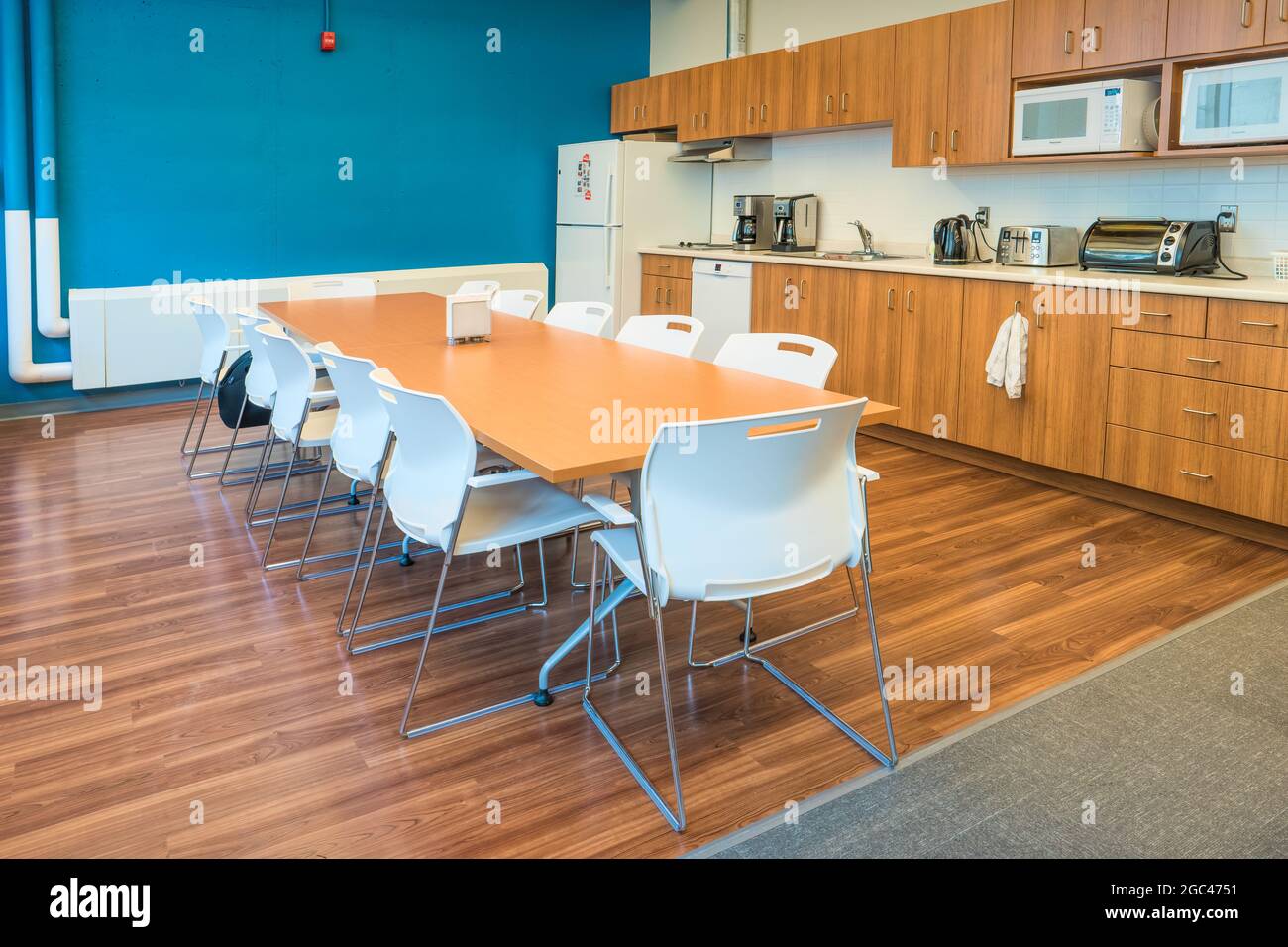 Cuisine de bureau et salle à manger avec grande table et chaises Banque D'Images